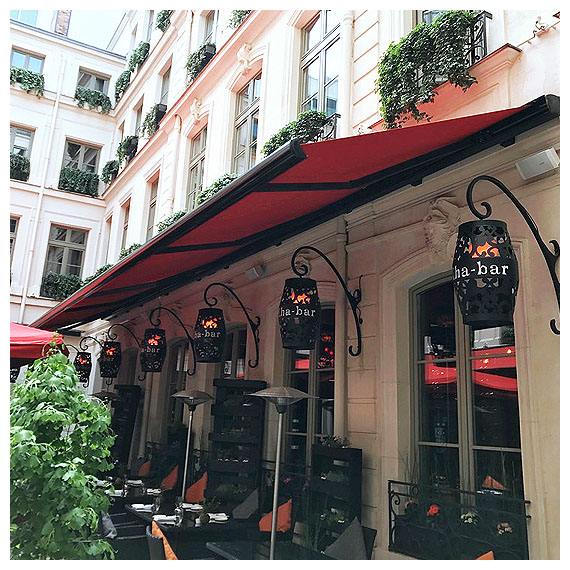 Rentoilage des stores extérieurs du Buddha Bar, 4 Rue d'Anjou, 75008 Paris
