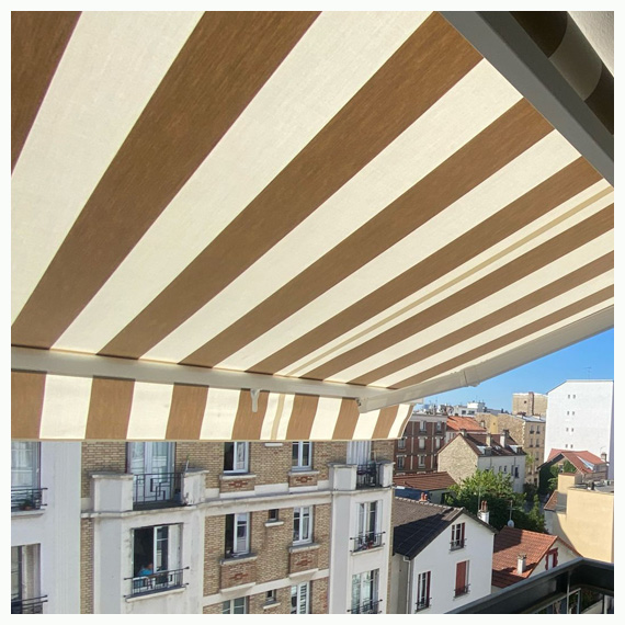 Rentoilage de stores coffre sur balcon - Toile Dickson - Le Store Parisien