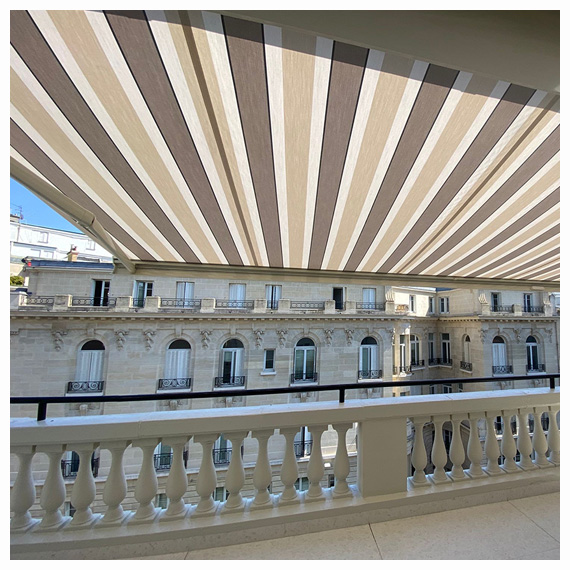 Store coffre sur balcon à Paris - Toile Dickson - Le Store Parisien