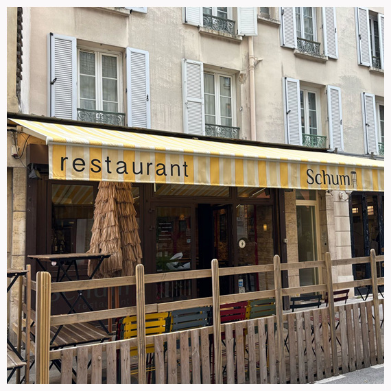 Store banne monobloc à Paris - Le Store Parisien