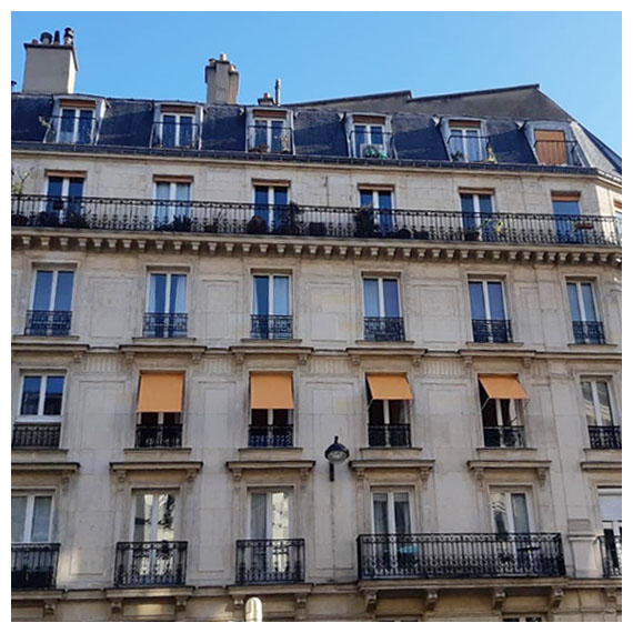 Pose de stores à projection immeuble haussmannien Paris - Le Store Parisien